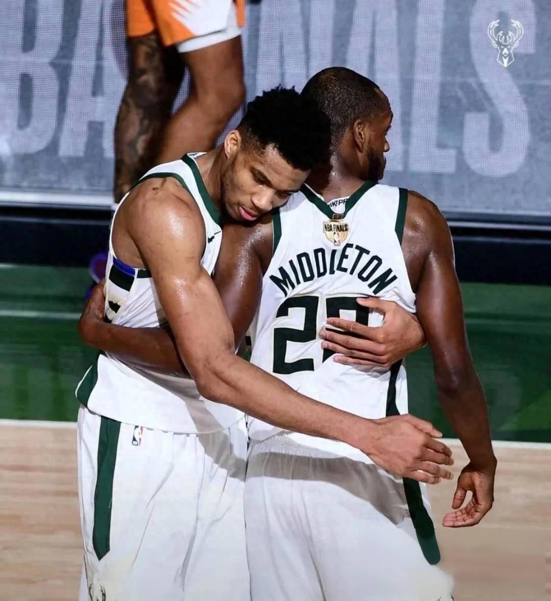 半岛体育登录入口-雄鹿队球员爆发三双数据，帮助球队大胜