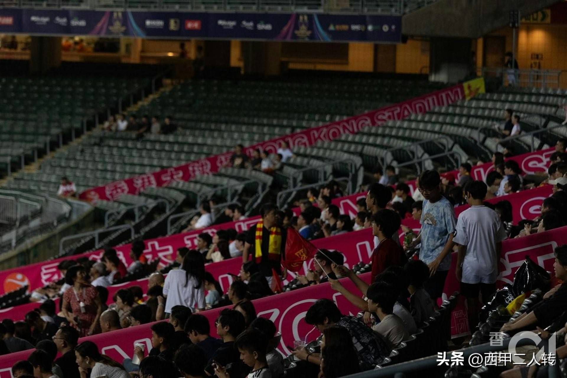 半岛体育网址-关于火爆赛事掀起球迷狂热，场下助威声不断的信息