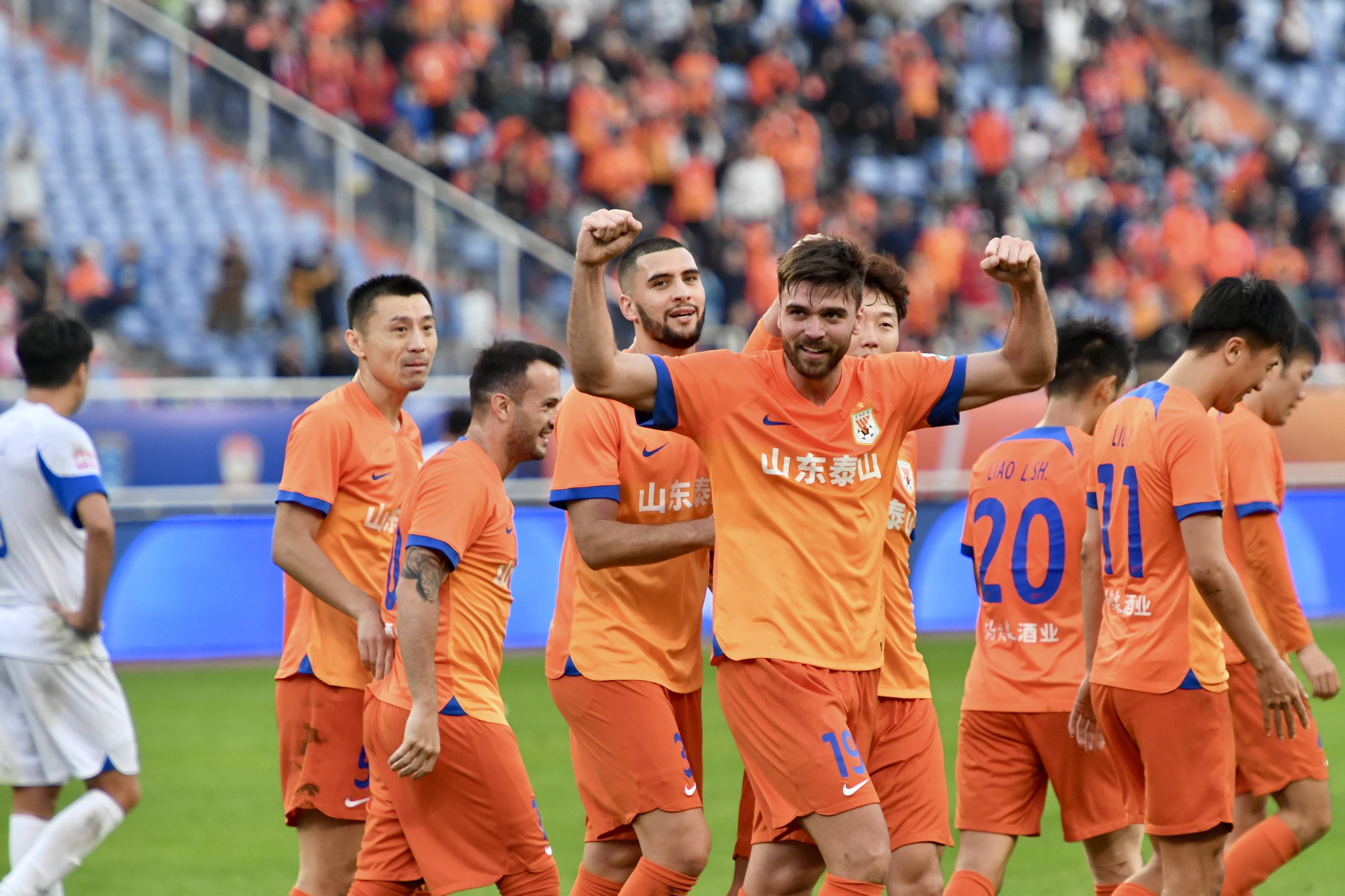 山东泰山球员斗志昂扬,奋力夺取胜利的简单介绍 山东泰山球员斗志昂扬,奋力夺取胜利的简单介绍