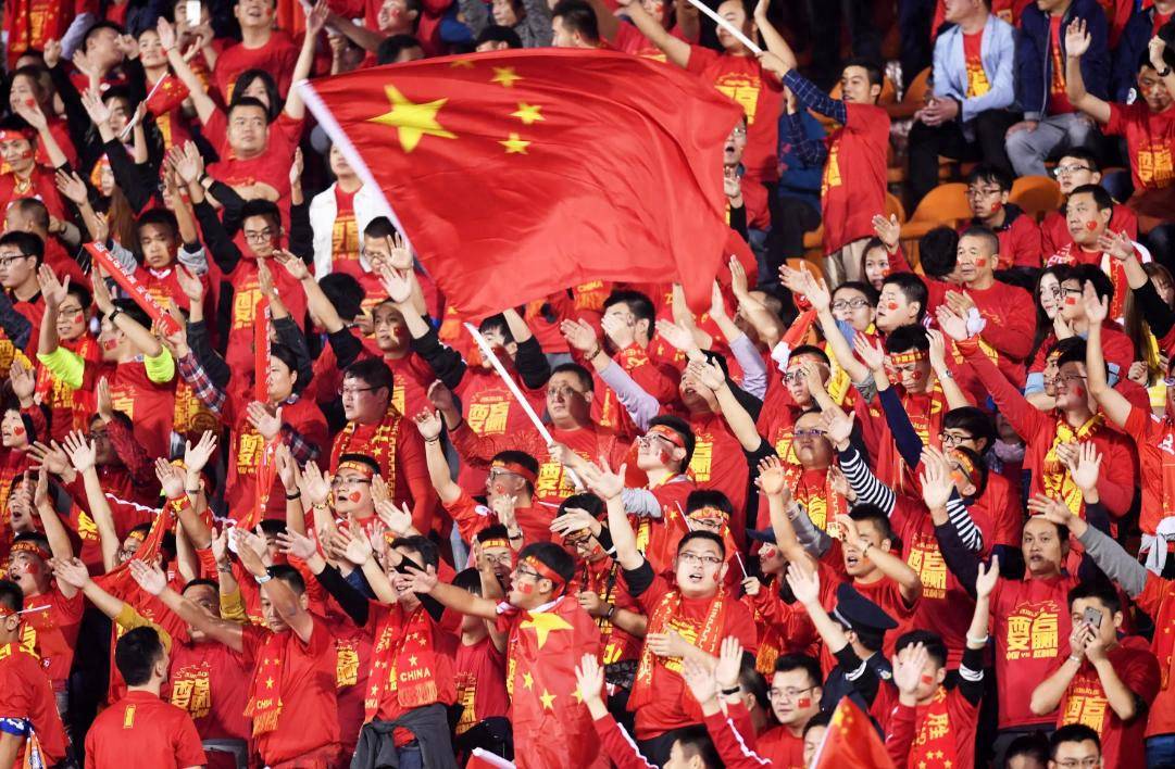 足球比赛看点纷呈，球迷热情高涨