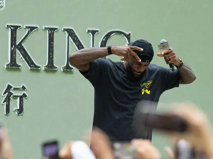 半岛体育新闻-詹姆斯晒出恢复过程视频，球迷纷纷送上祝福