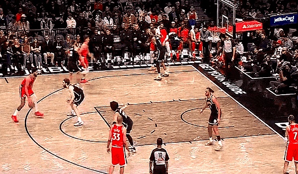 半岛体育网站入口-快船客场大胜篮网坚守领先