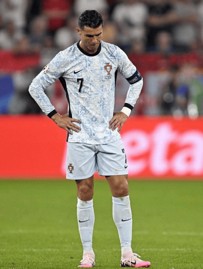 包含厄瓜多尔队不敌波黑，遗憾地无缘晋级下一轮的词条